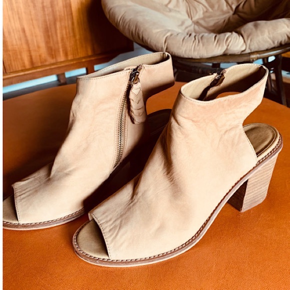 Size 8 - Chinese Laundry Calvin Booties - Picture 2 of 10